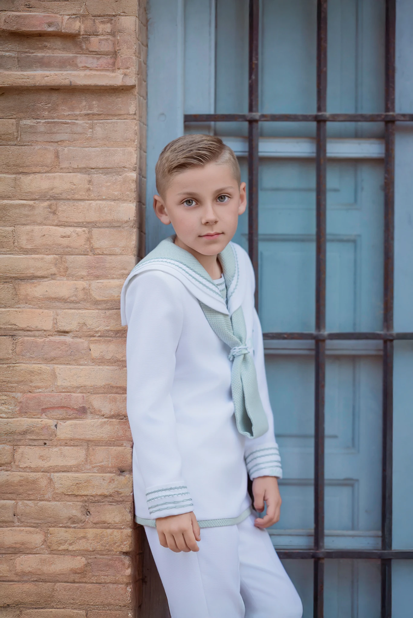 Retrato de niño con traje de Comunión
