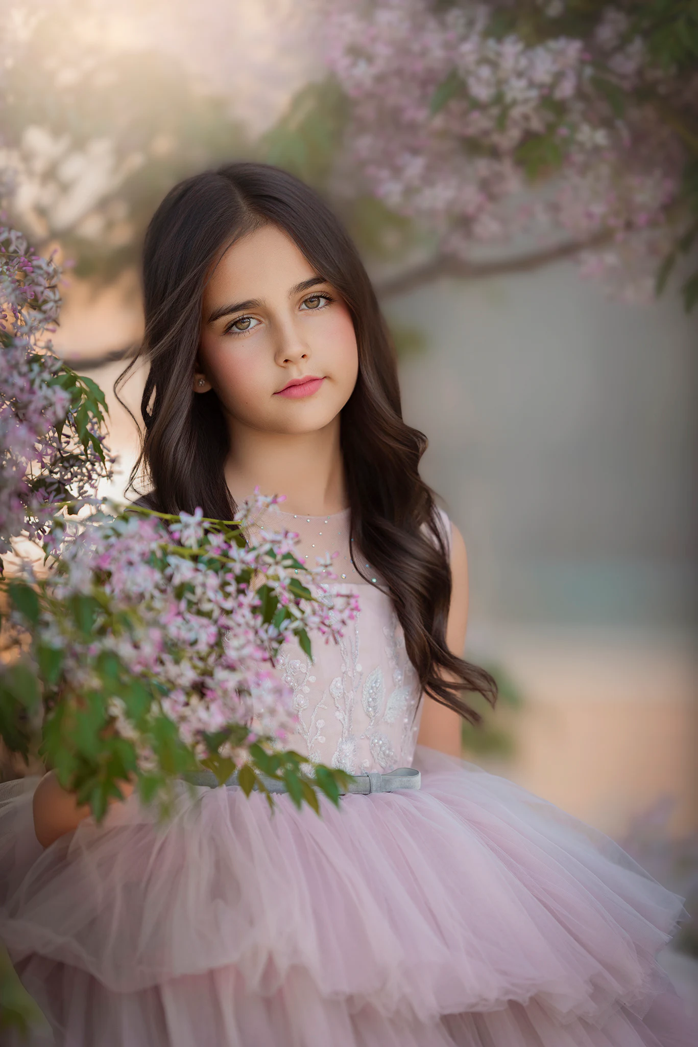 Primer plano infantil entre flores al atardecer