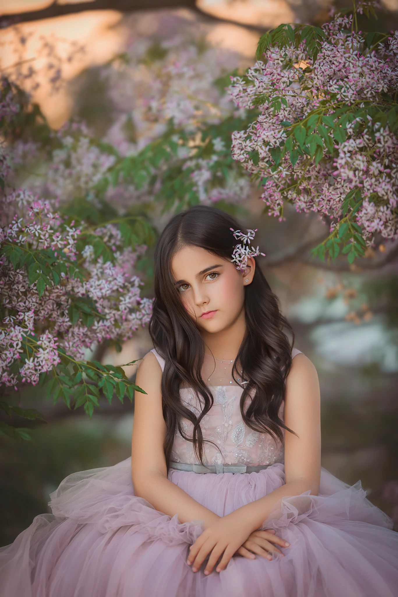 Retrato artístico infantil entre flores rosas