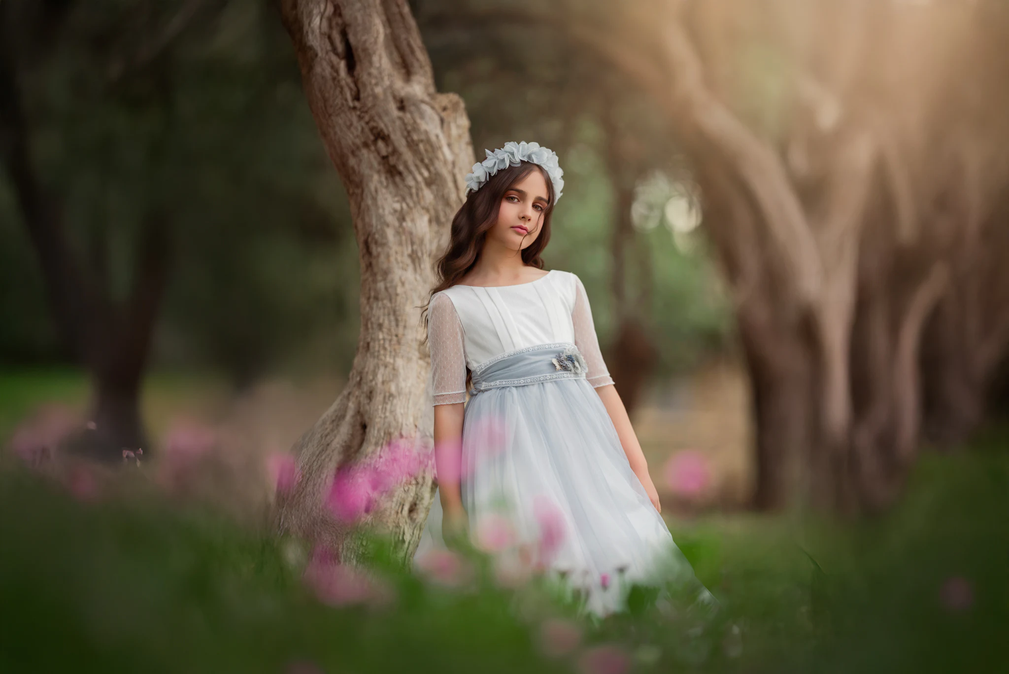 Niña con vestido blanco en un paisaje natural