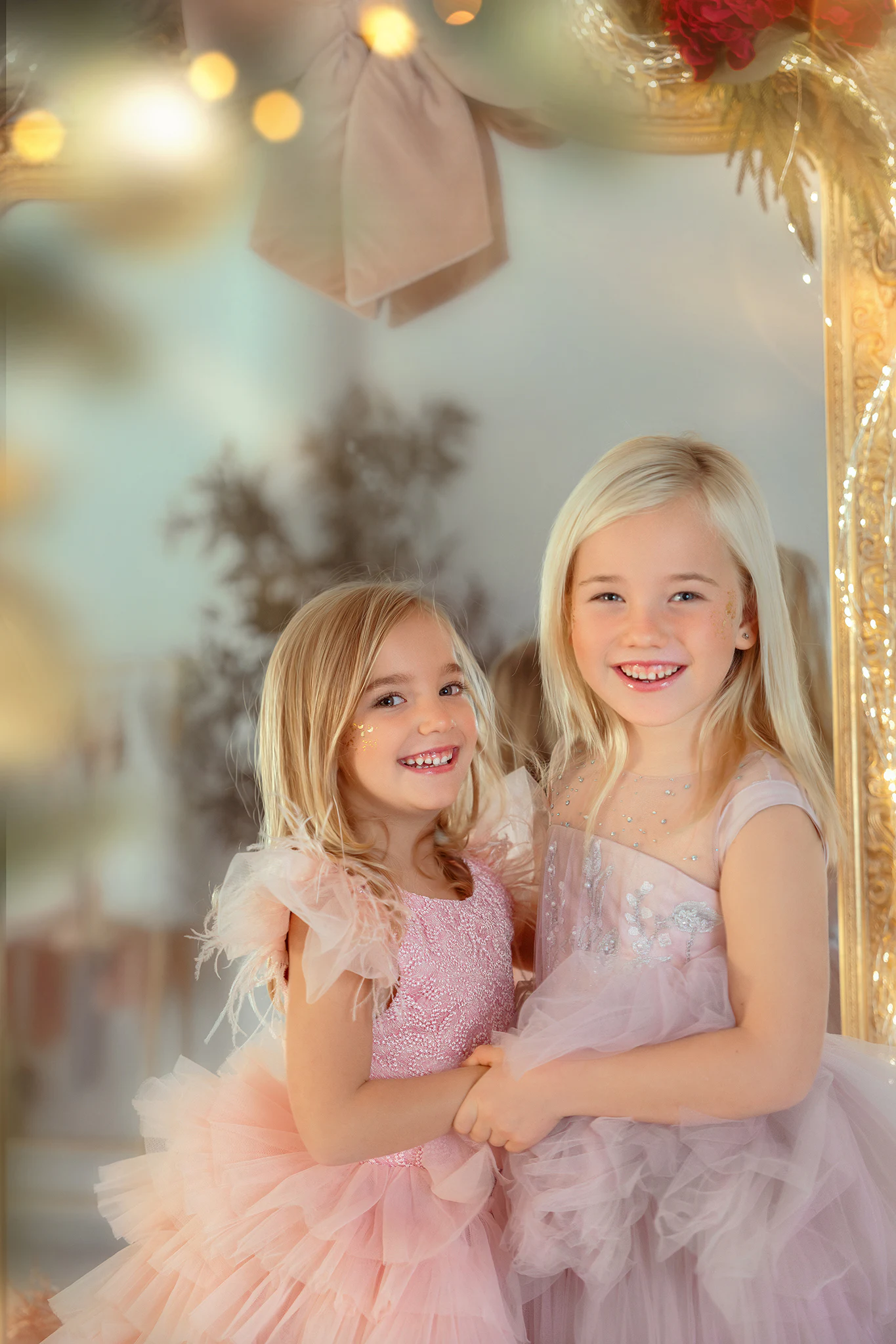 Dos niñas con vestidos rosas en el estudio