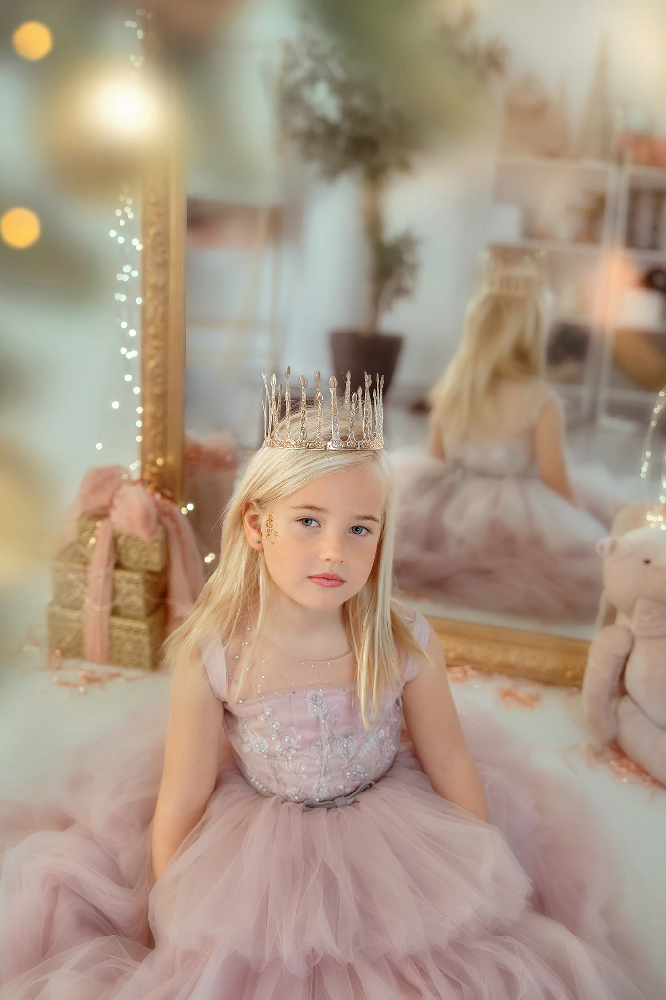 Retrato de Navidad con corona y luces cálidas