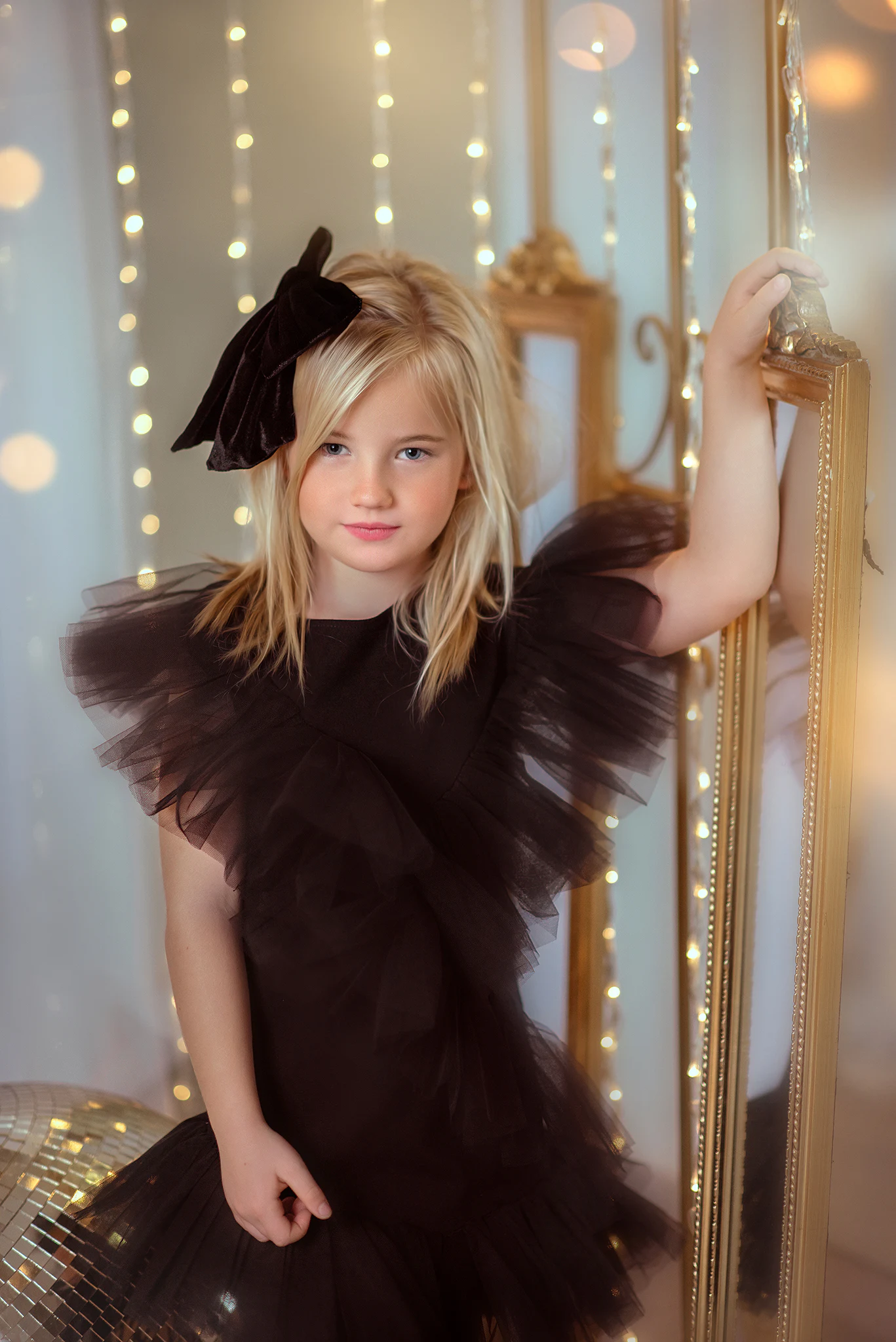 Retrato infantil de Navidad con vestido negro