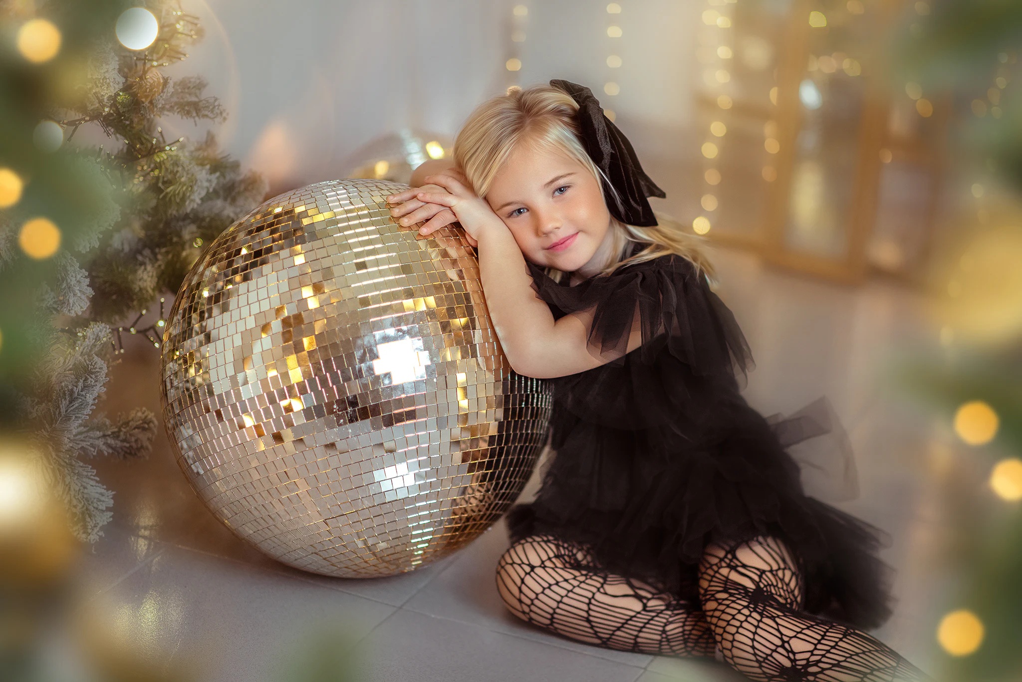 Retrato navideño junto a una gran bola de espejo