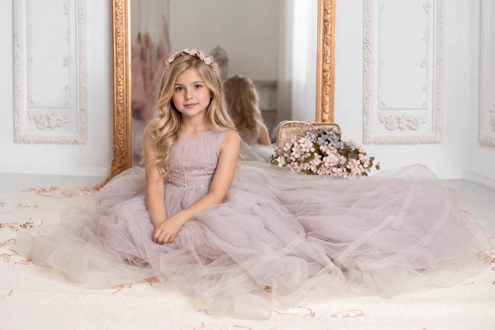 Retrato infantil con vestido de tul ante un espejo dorado