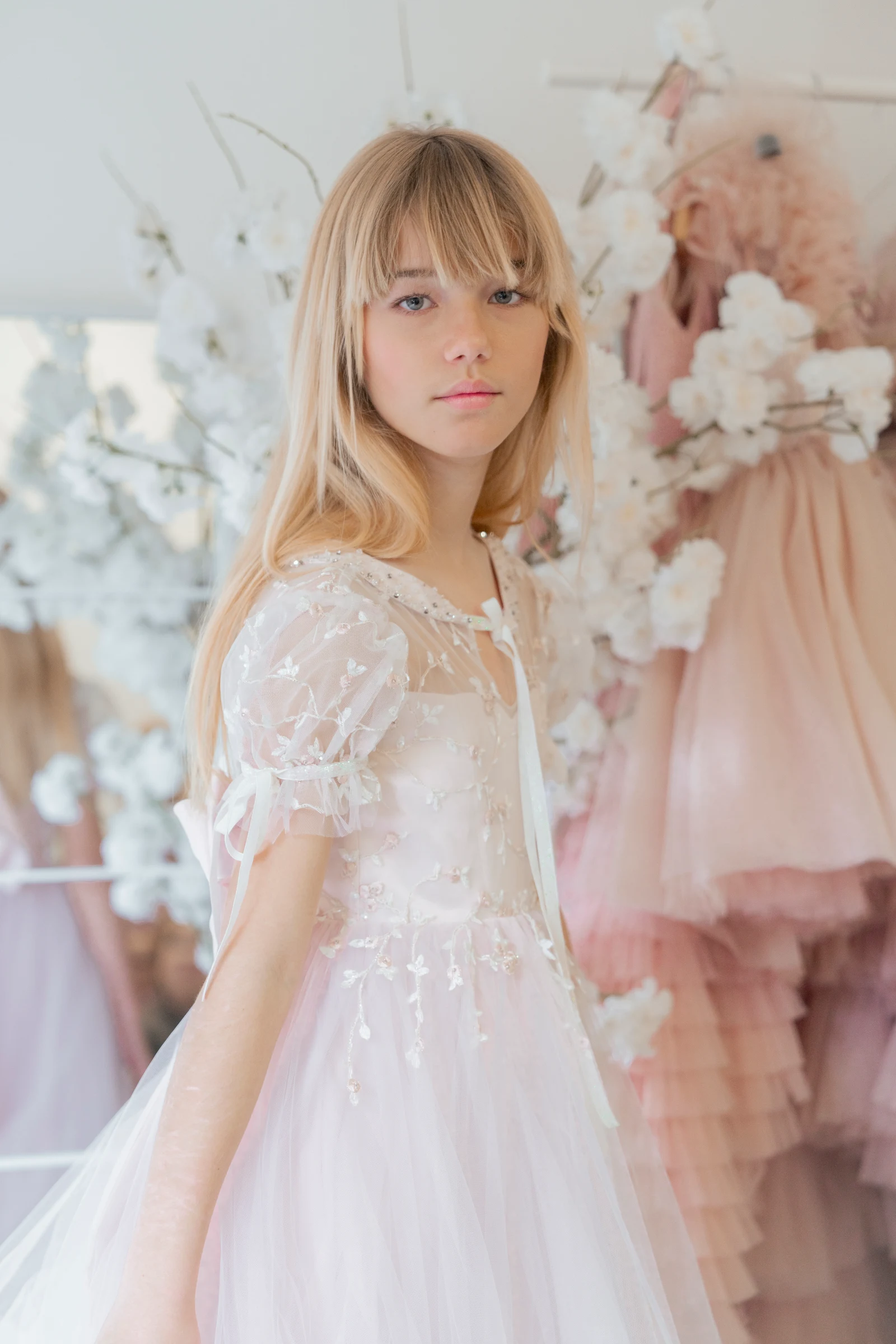 Retrato de estudio con vestido bordado en tonos suaves