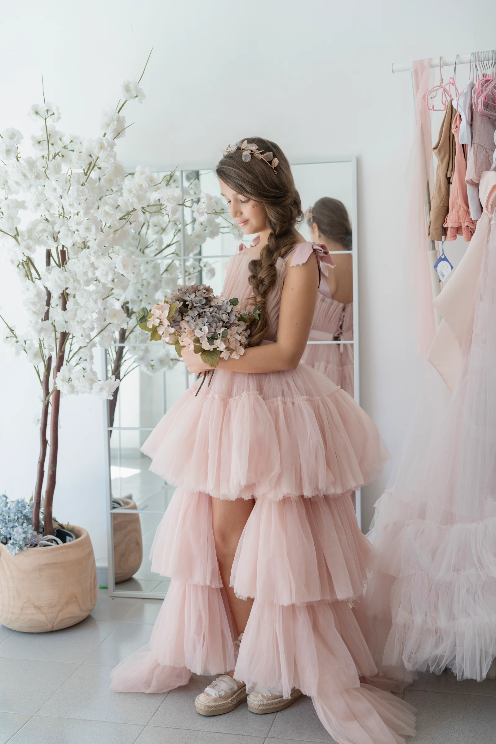 Retrato de estudio con vestido rosa y ramo de flores