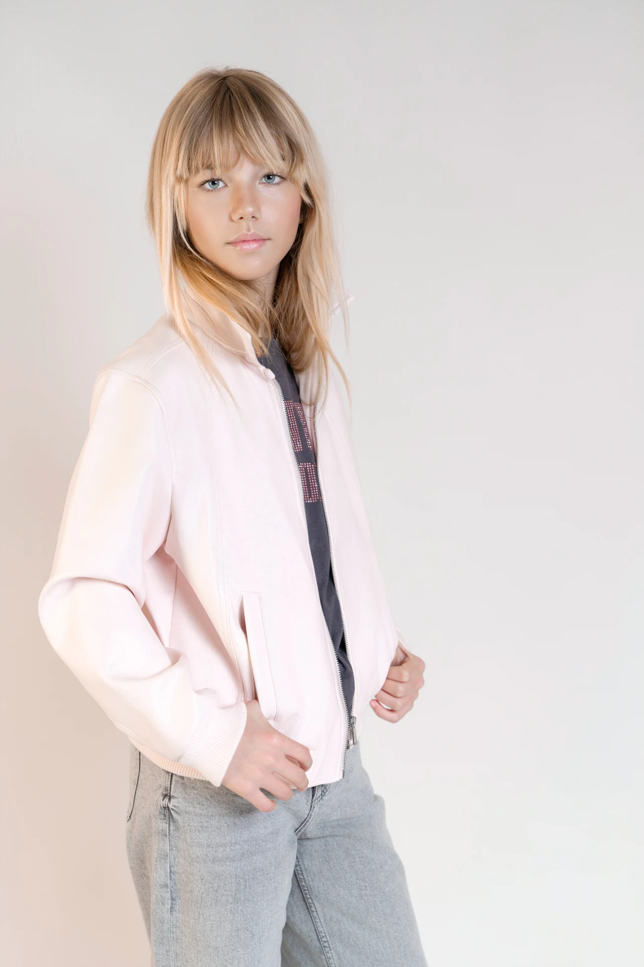 Retrato juvenil de estudio con chaqueta rosa