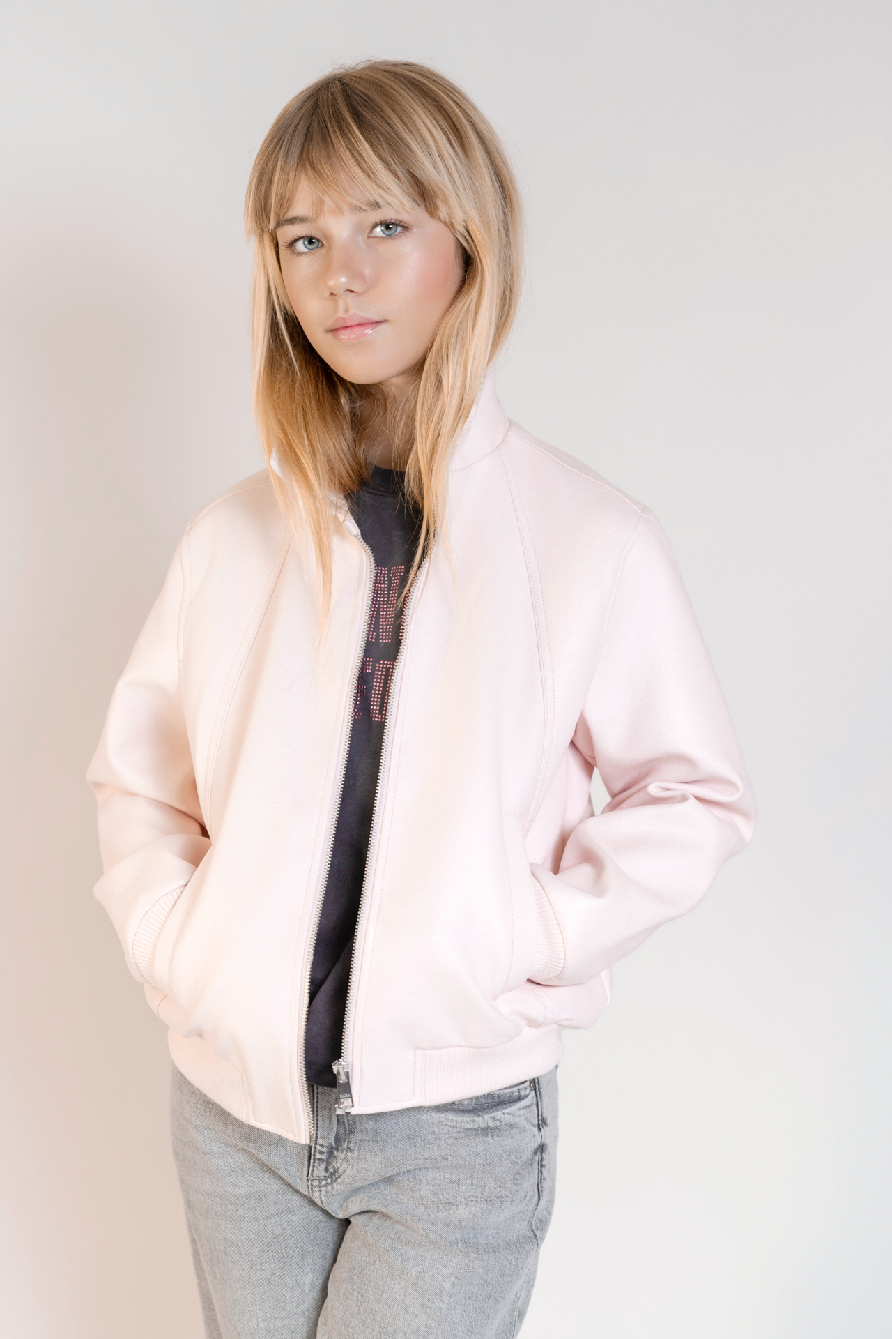 Retrato tipo test en estudio con chaqueta rosa claro